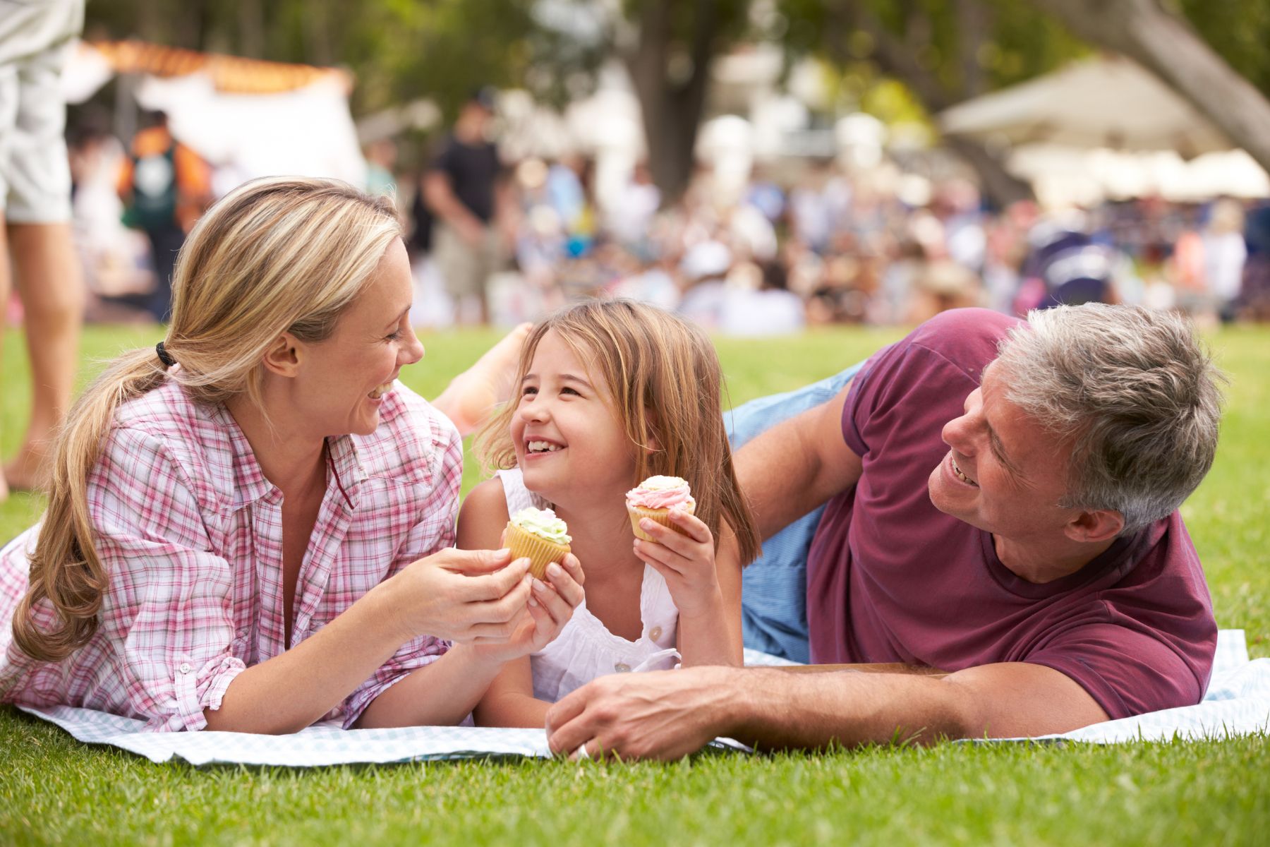 family eating cupcakes